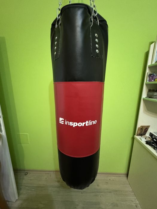 Боксова чувал в комплект с ръкавици.