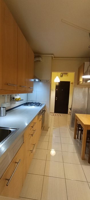 Apartament (3 camere)  decomandat de închiriat