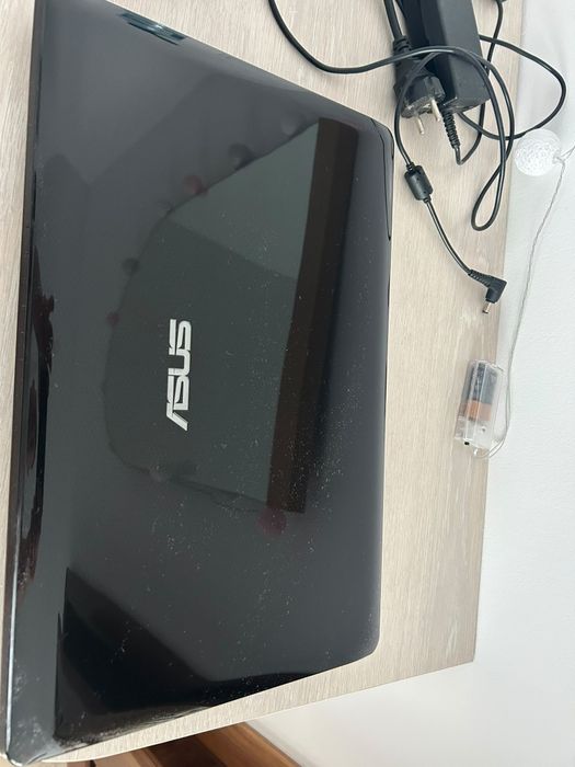 Laptop Asus I5 Detali in poze