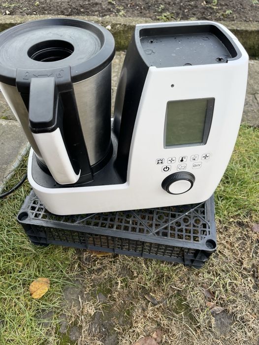 Оборудване за кухня: работни маси, машини и подаръци