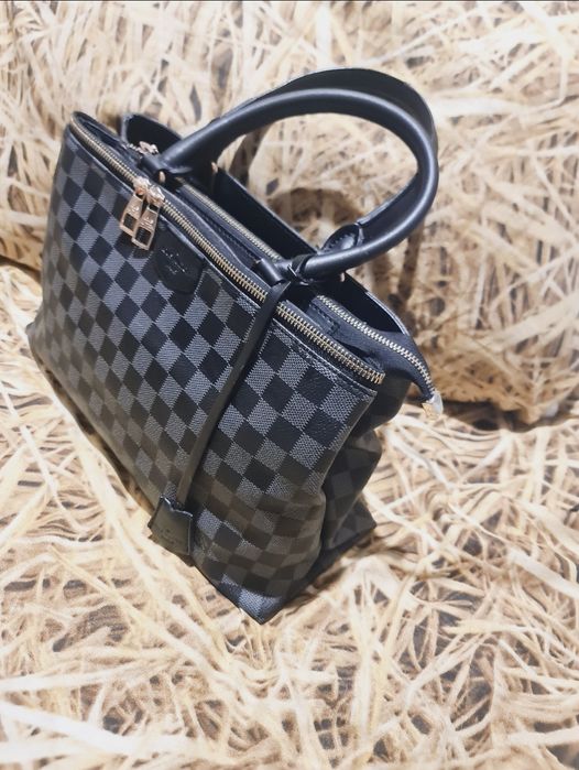 Луксозна дамска чанта Louis Vuitton от качествена изкуствена кожа.Нова