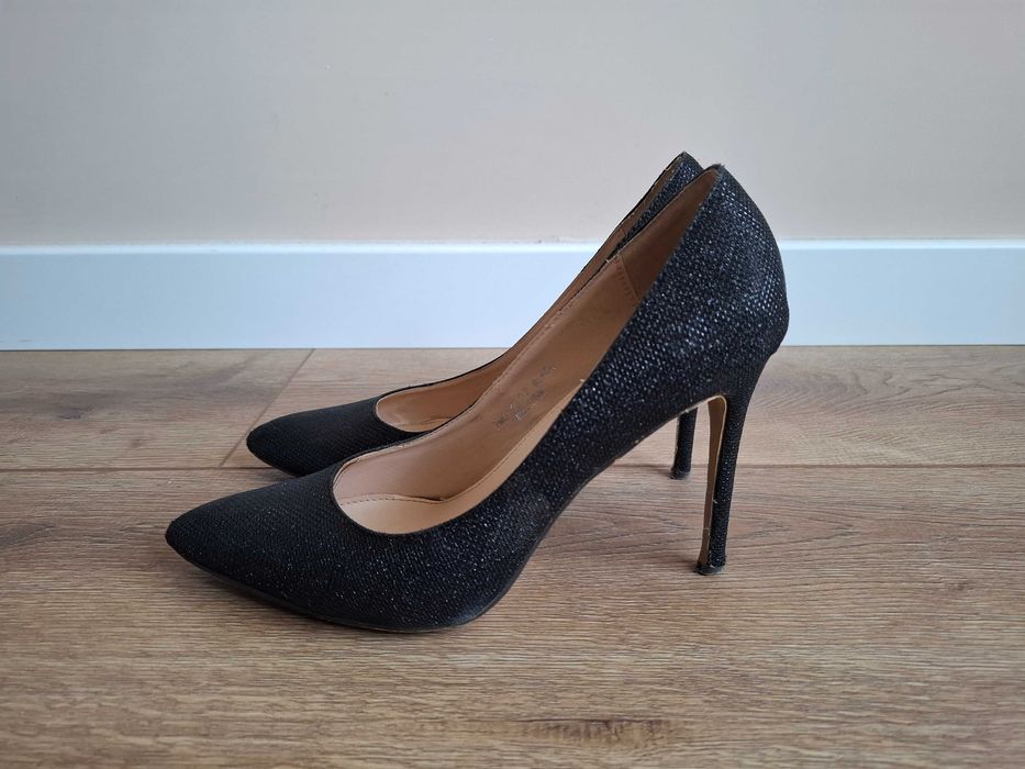 Елегантни обувки на висок ток