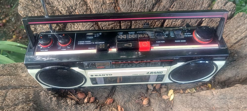 Radiocasetofon Sanyo,complet functional si bine conservat pt varsta lui!