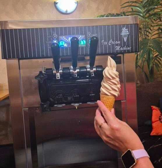 Masina inghetata soft profesionala Blat 3 arome 4 dozatoare 20-28 L/H inox HoReCa - SIGILAT NOU TVA DEDUCTIBIL Monofazat Rulota Artizanala Industriala