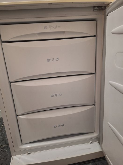 Хладилник с долна камера