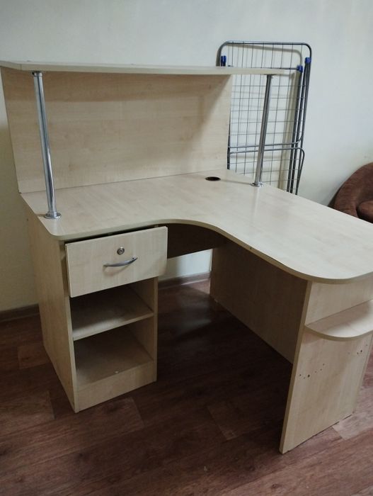 Продам стол компьютерный.