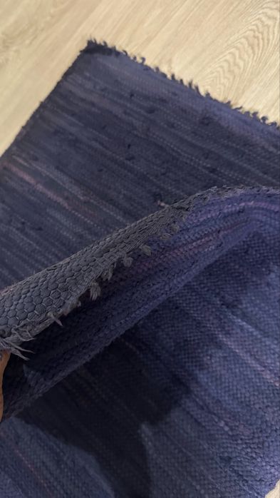 Ковер плетенный синего цвета