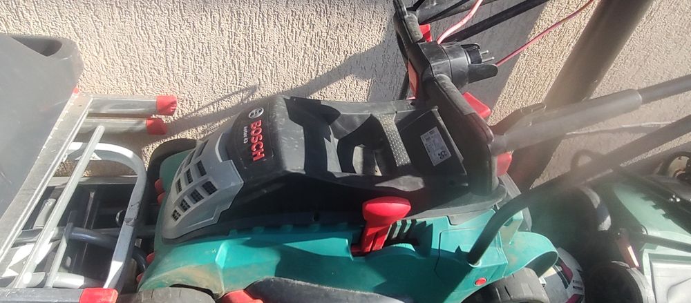 mașina tuns iarba electrica