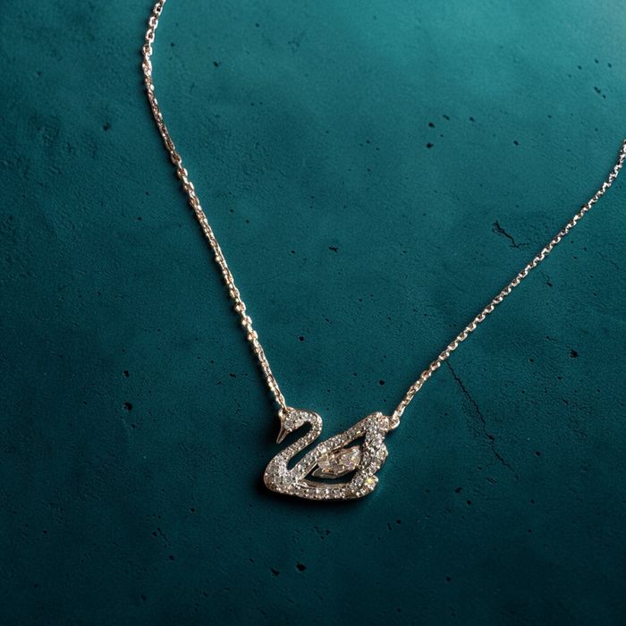 Colier Swarovski Swan cu cristale, argintiu, cu cutie și acte