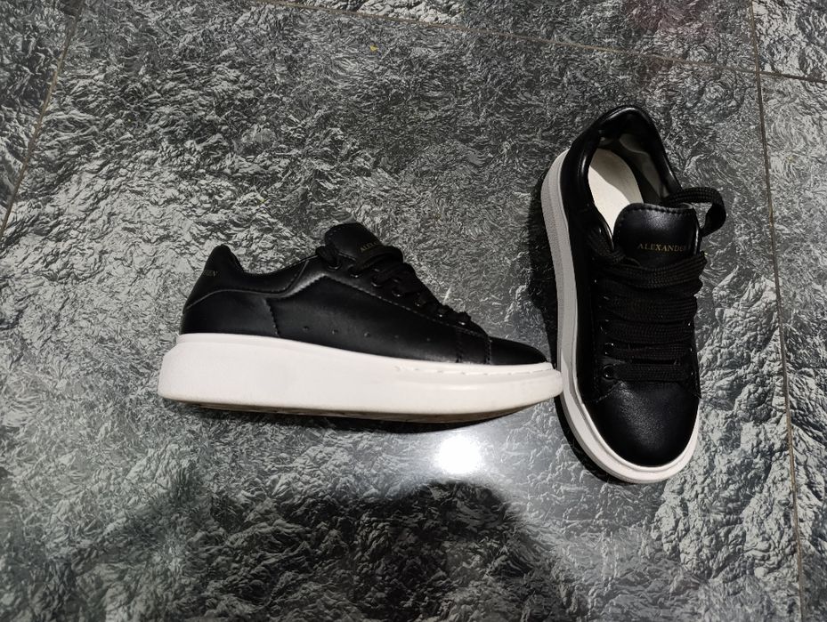 Vând Alexander Mcqueen