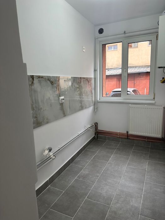 PROPRIETAR   vand apartament  in centru
