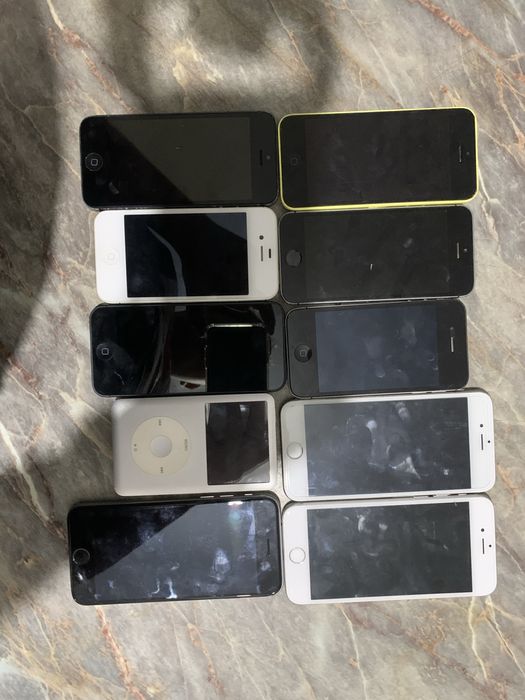 Vand iphonuri vechi, doar cateva merg!