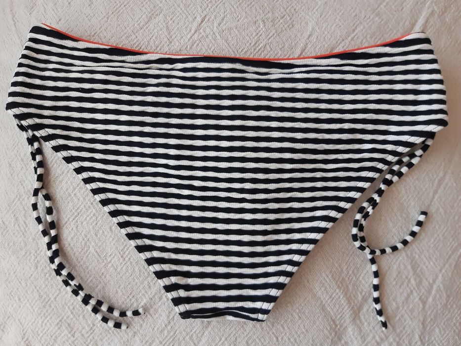 Продавам стилен бански костюм марка Triumph в черно и бяло