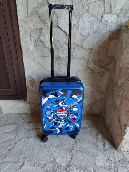Куфар с логото на Pepsi