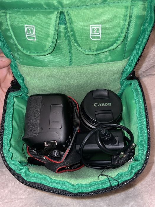 Продам фотоаппарат Canon 4000D