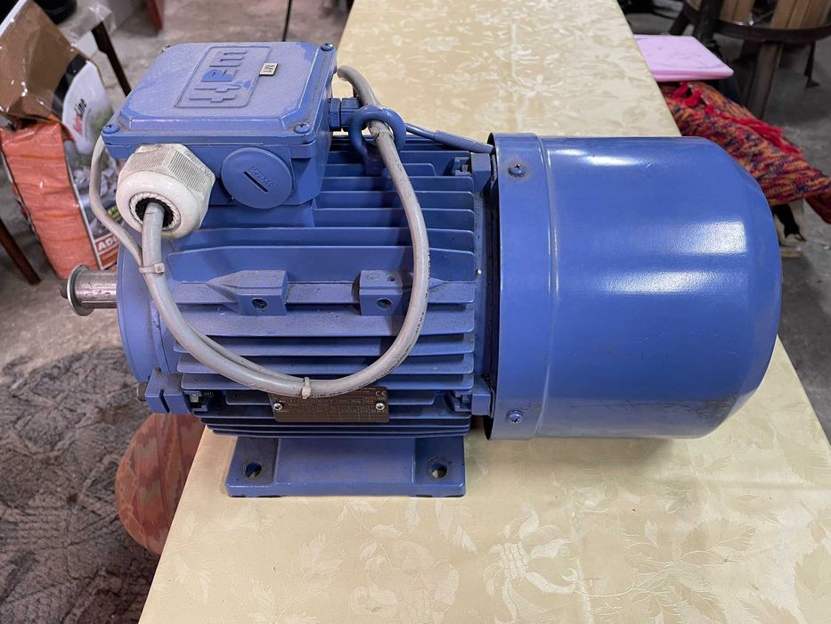 Motor trifazic cu frana magnetica