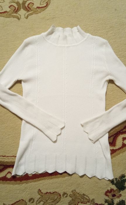 Свитер водолазка для девочки подростка от 10 до 15 лет
Б/у один сезон,