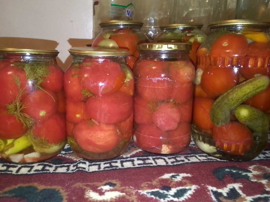 Ёпилган мазали помидор бодринг консервалари