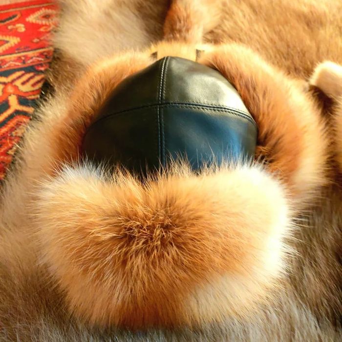 Шапки, меховые изделия.