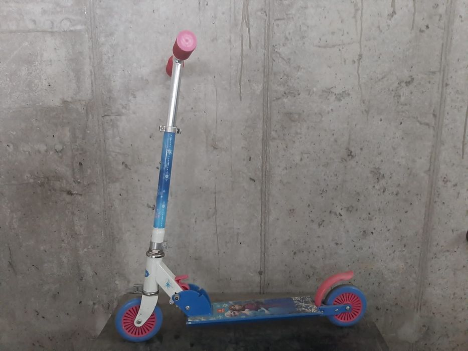 Trotineta copii si casca de protecție