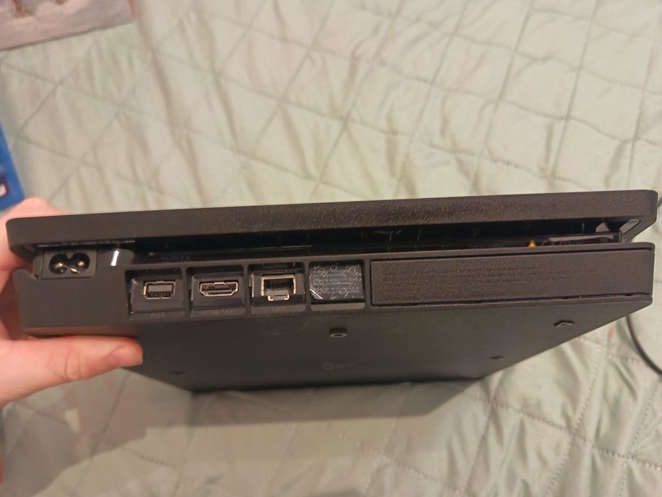 PlayStation 4 slim în stare buna cu 2 manete +jocurile din imagine