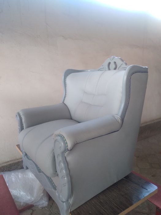 Перетяжка мягкой мебели любой сложности и всех видов