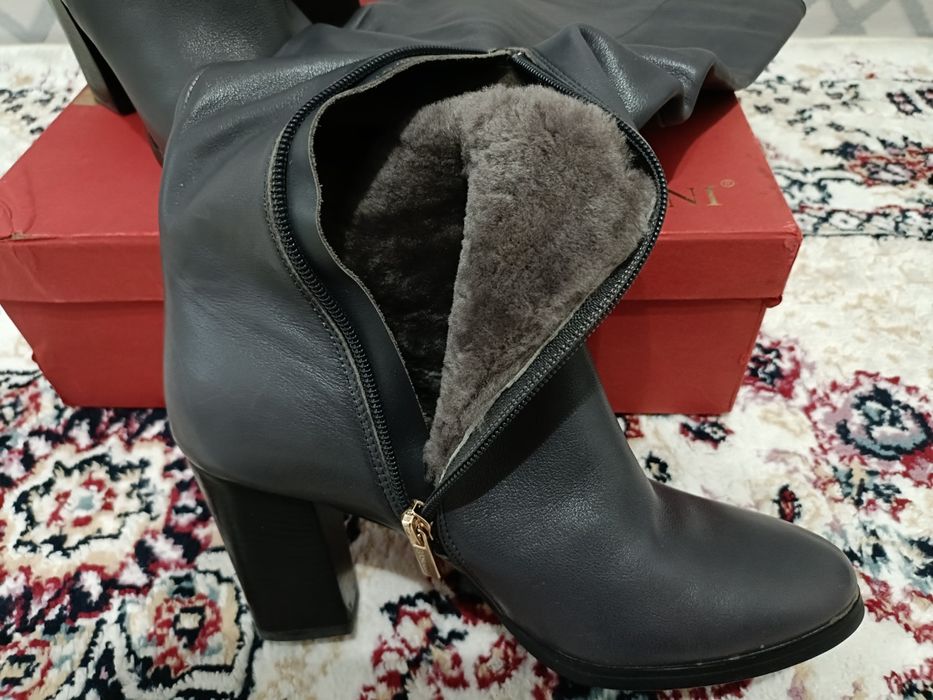 Продам женские сапоги