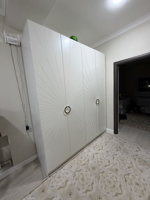 Белый распашной шкаф — стиль, простор и порядок