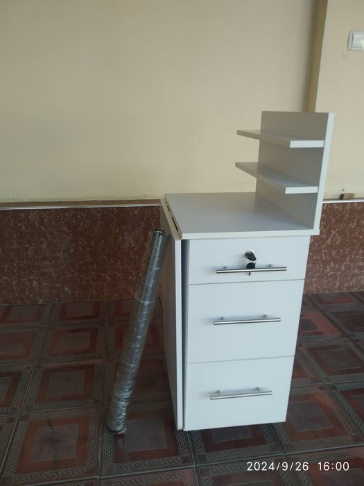 Маникюрный стол с колесоми