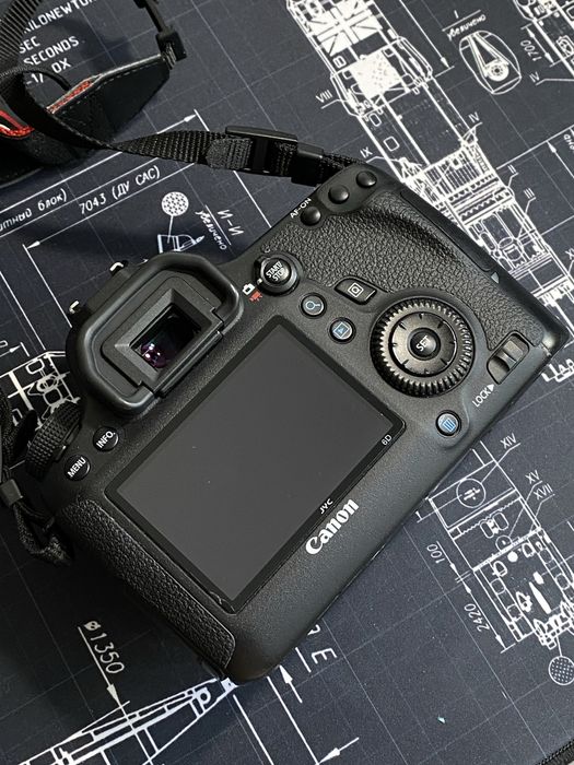 Зеркальный фотоаппарат Canon EOS 6D