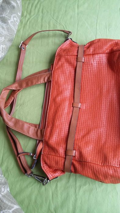 Оранжева италианска кожена чанта и черна кожена чанта