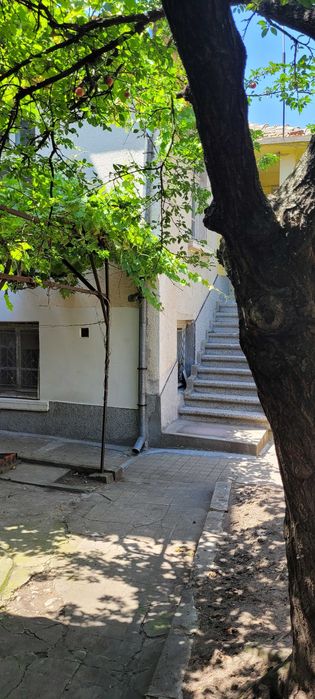 Двуетажна къща с двор