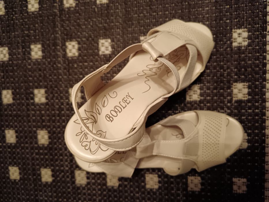 Продам босоножки