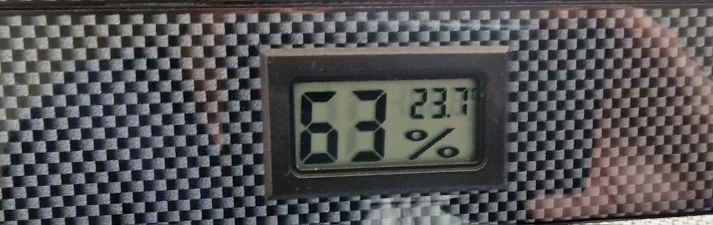 Кутия за пури с дигитален термометър и влагомер