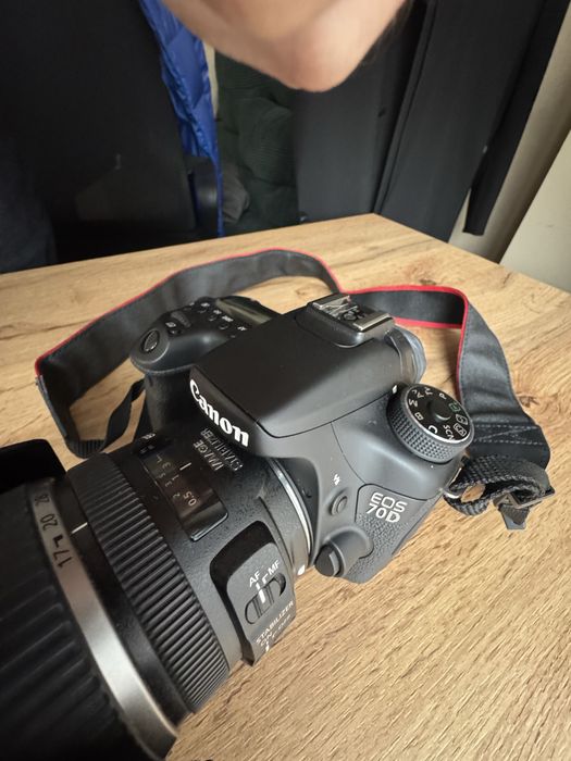 Canon EOS 70D + Canon EF-S 17-55mm f / 2.8 IS USM