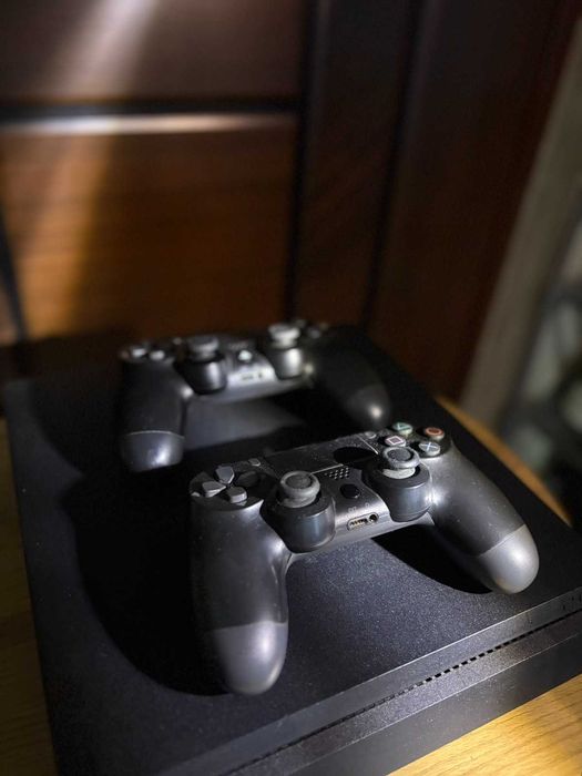 PlayStation 4  в комплект със 2 джойстика и 3 игри