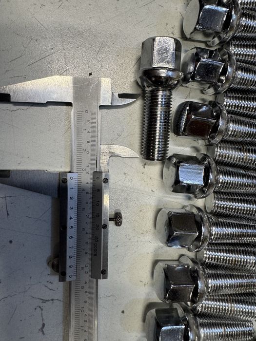 Гуми Bridgestone 215/60/17 и болтове за Мерцедес и др