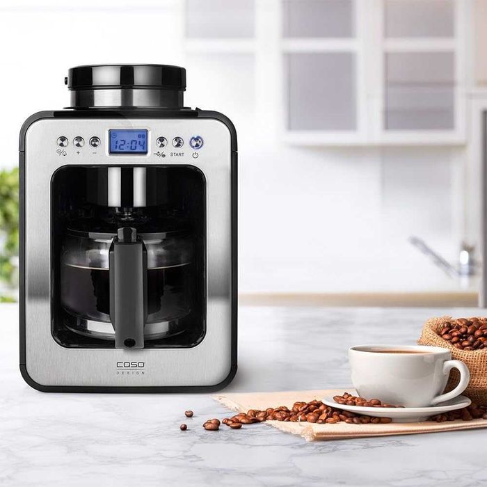 Компактна шварц кафемашина CASO Coffee с мелачка, 4 чаши кафе, подходяща и за предварително смляно кафе, LCD дисплей, таймер