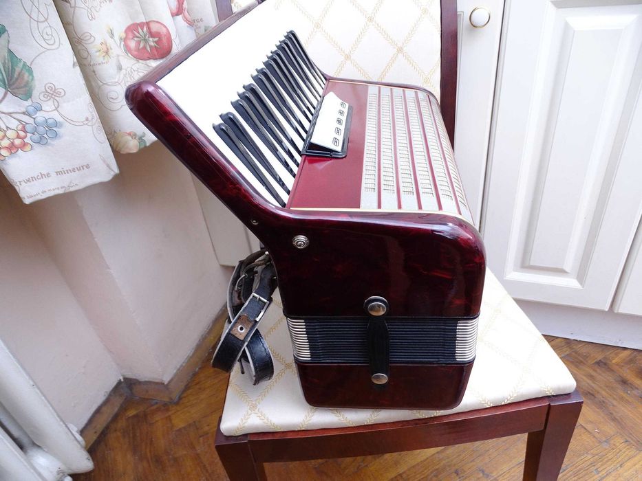 Много запазен стар акордеон Велтмайстер 48 баса