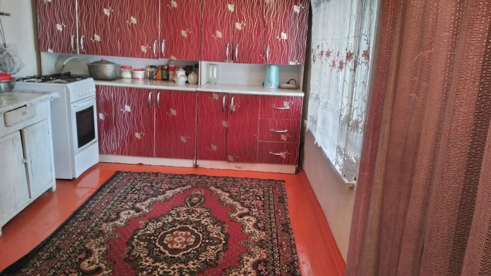 Тез арада үй сатылады.