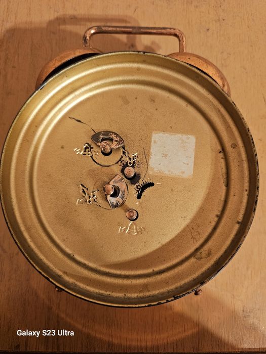 Меден поднос, чашки, джезве и часовник.