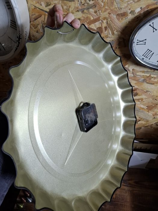 Метална табела часовник