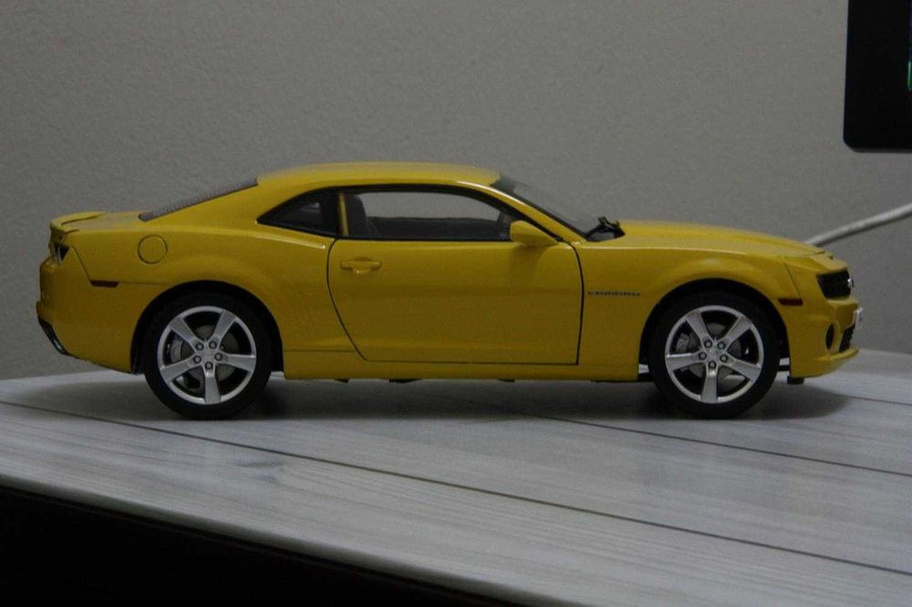 1:18 Chevrolet Camaro yellow.