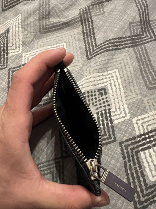 Кардхолдърът от Calvin Klein