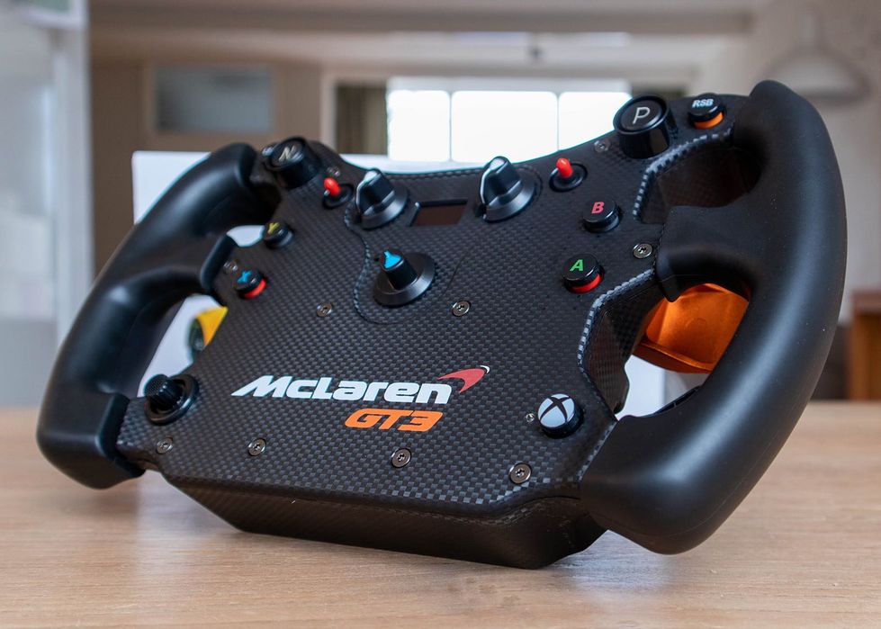 Продавам цял Fanatec sim racing setup с монитор и стойка,