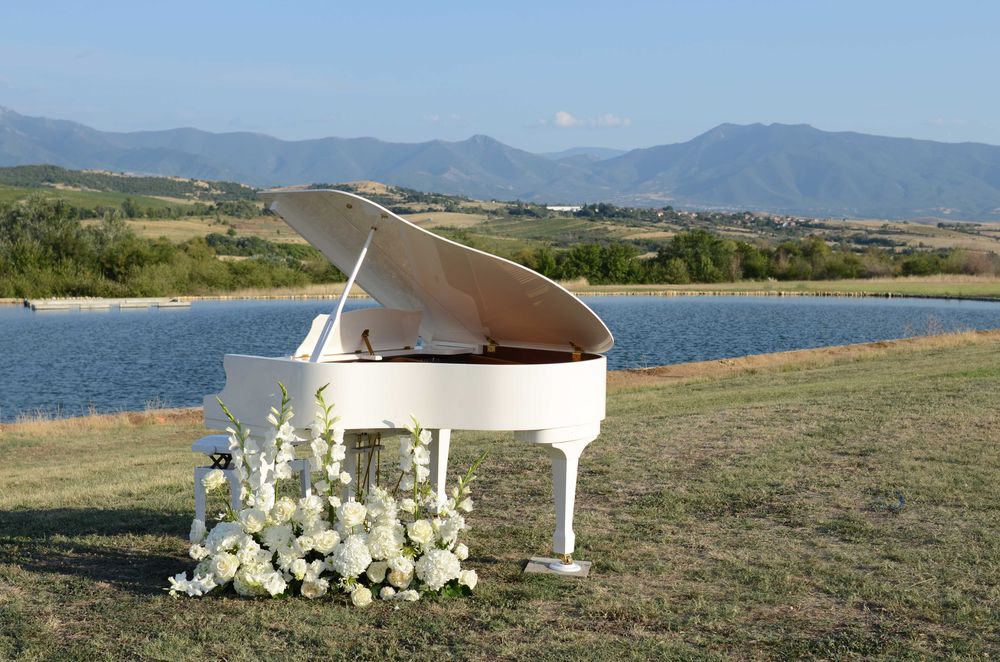 Нов бял роял под наем за всякакви културни събития от магазин Мелодия