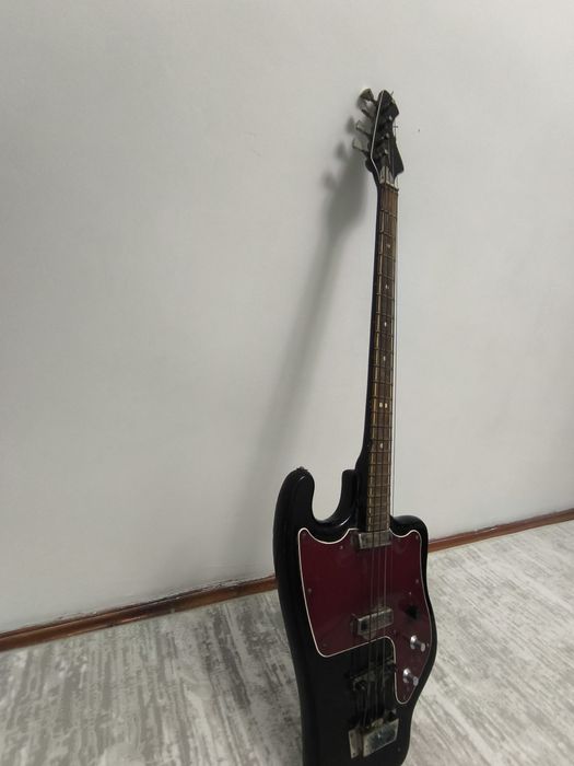 бас-гитара «Тони́ка» (Tonika)