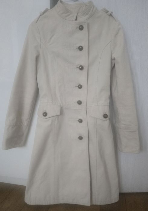 Палто, подчертаващо силуeта с асиметрични копчета