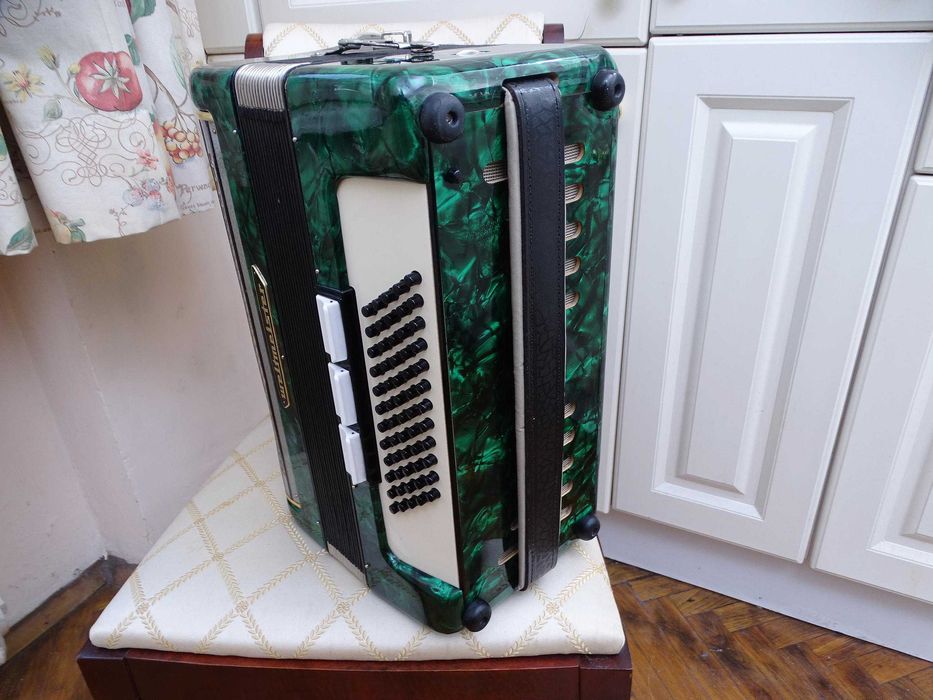 Много запазен стар акордеон Велтмайстер 60 баса