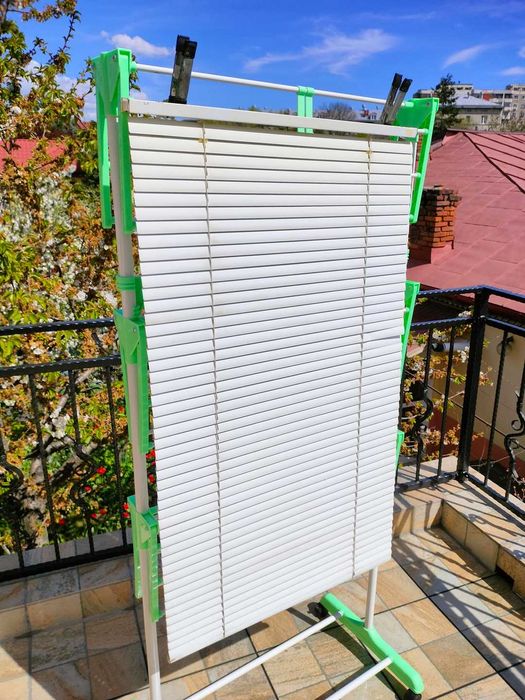 Jaluzea metalica alba dimensiuni 106 x 65 cm anii 1990